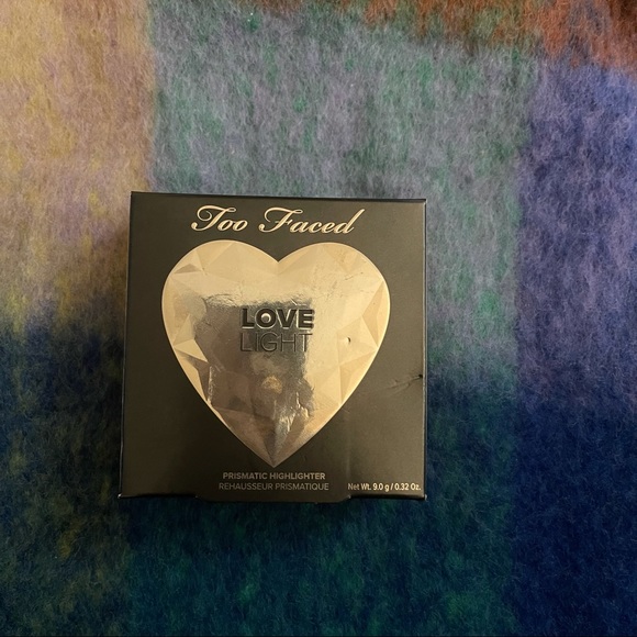 Too faced light highlighter